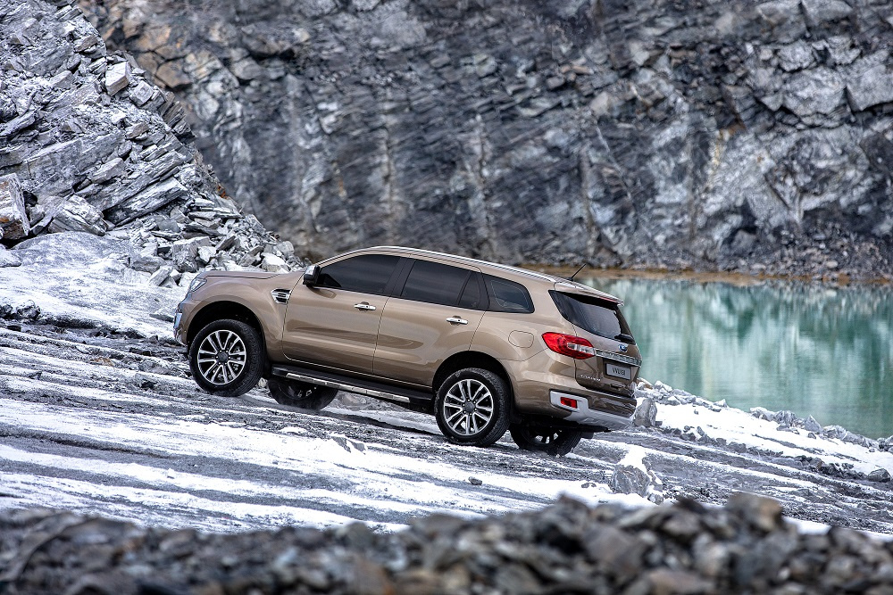 Xe Everest chạy trên tuyết