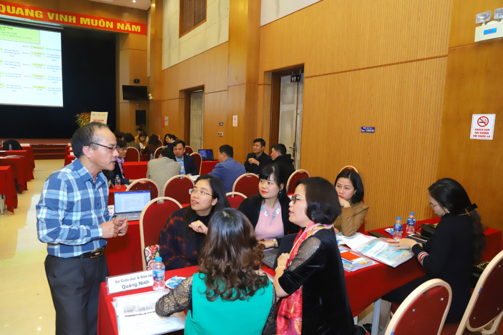Các thầy cô giáo tích cực thảo luận lên kế hoạch giảng dạy các bài học ATGT