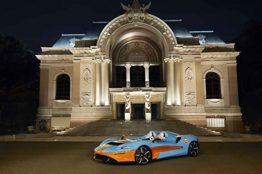 McLaren Elva thăm quan Nhà Hát Lớn thành phố Hồ Chí Minh