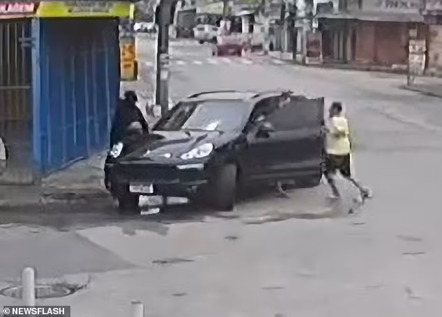 Băng cướp ép người thợ máy xuống hàng ghế sau và lái xe Porsche đi