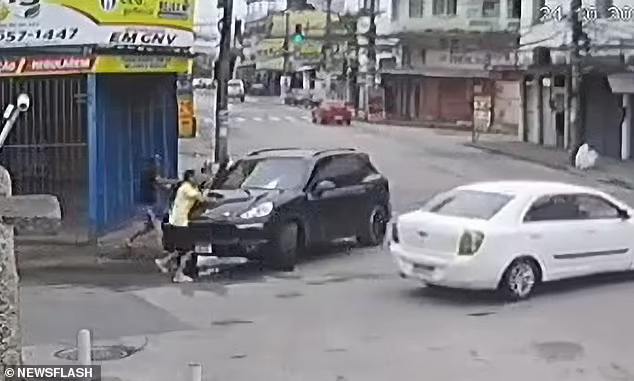 Băng cướp nhầm người lái xe Porsche là ông chủ giàu có