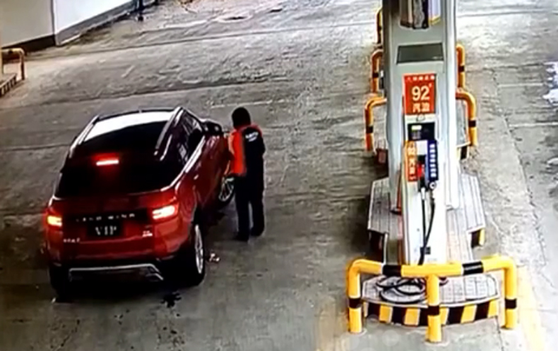 Thời điểm nhân viên bán xăng đang bơm xăng