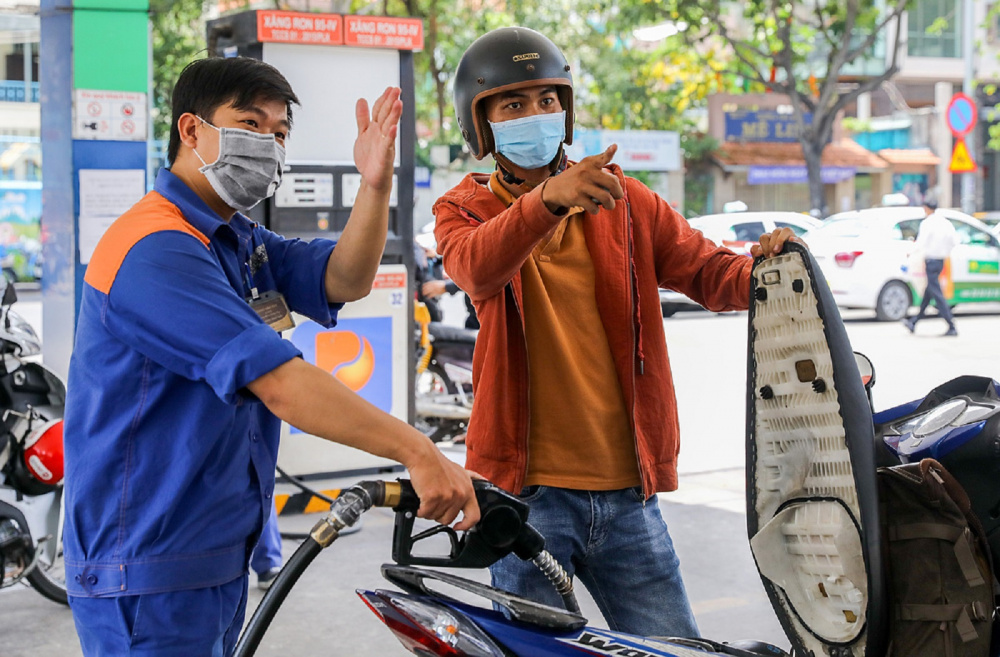 Giá xăng giảm hơn 1.000đồng/lít