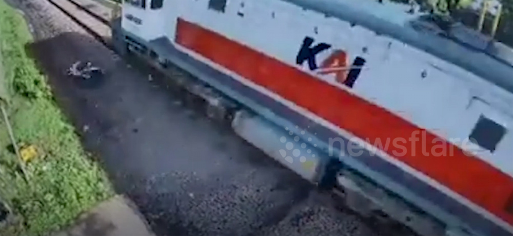 Khoảnh khắc tàu hỏa húc tung xe máy