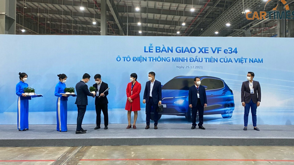 Những chiếc xe VinFast VF e34 đầu tiên tới tay khách hàng