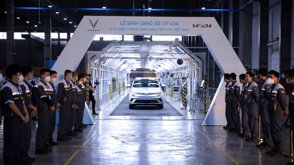 Buổi giao xe VinFast VF e34 tới tay khách hàng