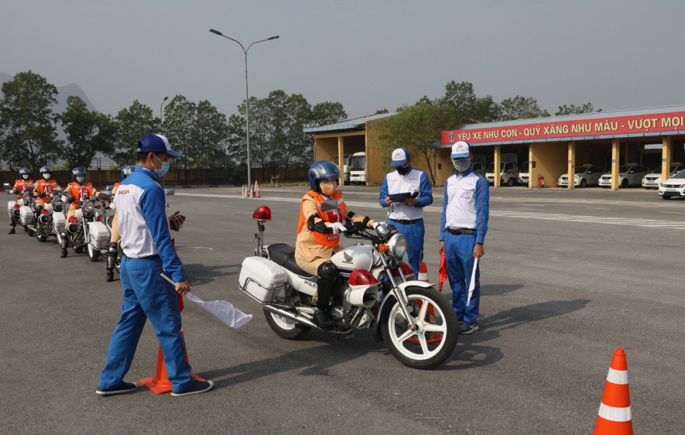 Học viên tập huấn nâng cao kỹ năng điều khiển xe phân khối lớn