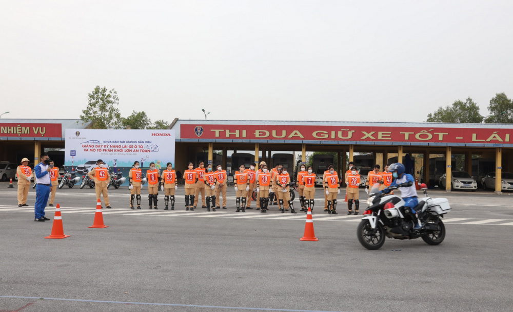 HDV HVN hướng dẫn kĩ năng cua vòng cho các HDV Cục CSGT