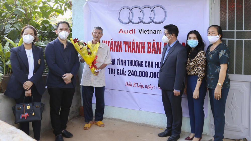 Audi trao quà từ thiện
