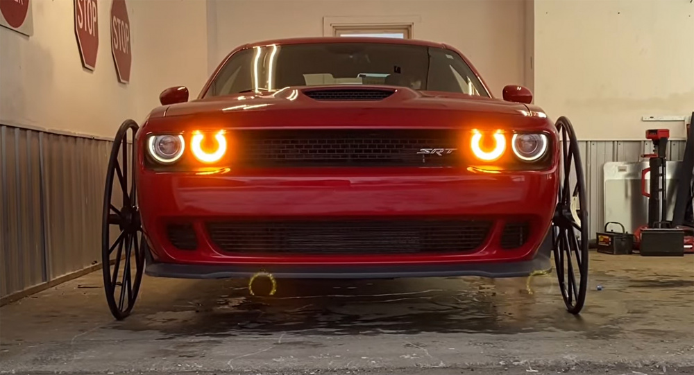 Lốp xe và la zăng mỏng lắp trên chiếc Dodge Challenger