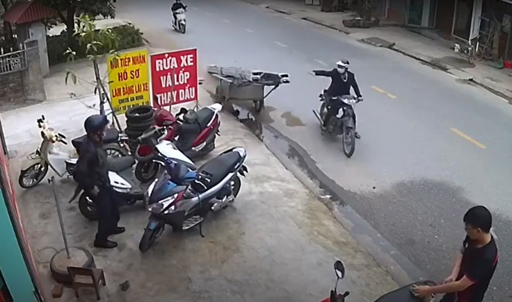 Người lái xe máy kéo thùng xe chế chở thép dây dựng luống cuống khi thùng xe lao đi không thể kiểm soát