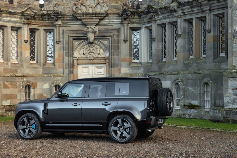 Defender V8 với cải tiến thiết kế bên ngoài độc đáo; huy hiệu ngoại thất Nền tảng hàng đầu cung cấp Cwin com riêng, cụm 4 ống xả đặc biệt