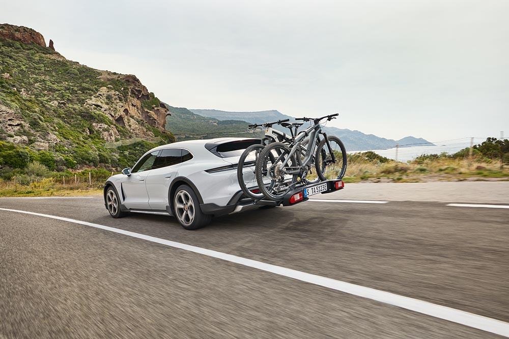 Đặc biệt dành riêng cho Taycan Cross Turismo, Porsche đã phát triển khung tải đồ phía sau có thể chở được ba chiếc xe đạp