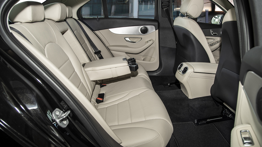 Hàng ghế sau của Mercedes-Benz C 180 AMG