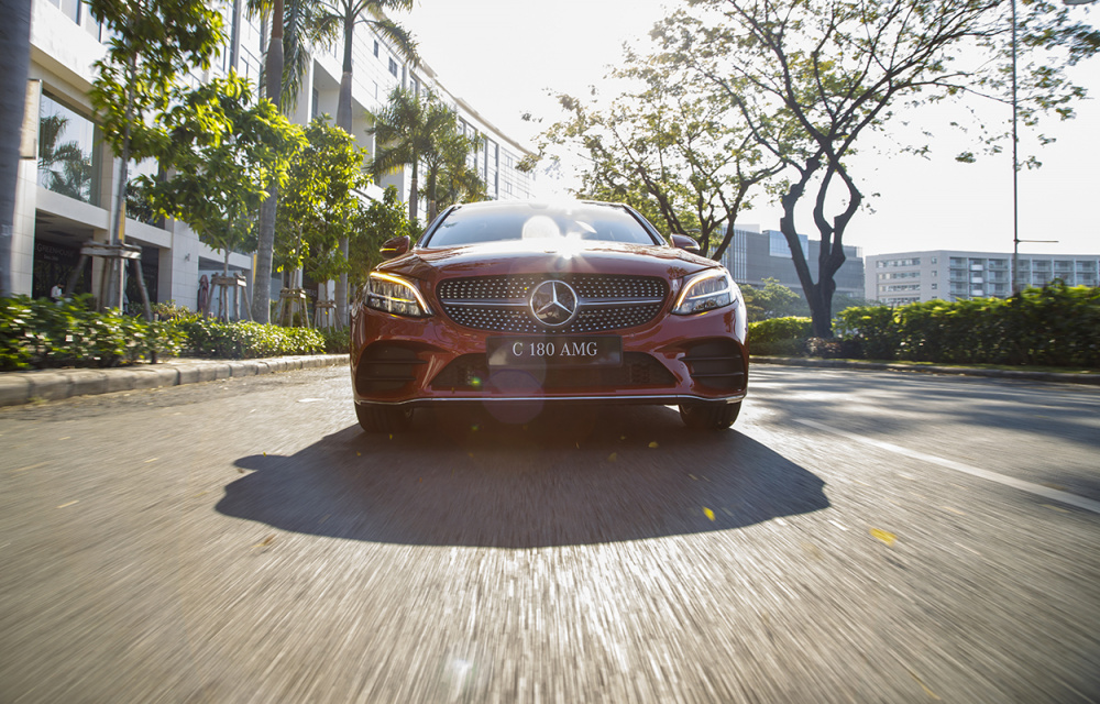 Thiết kế đầu xe Mercedes-Benz C 180 AMG