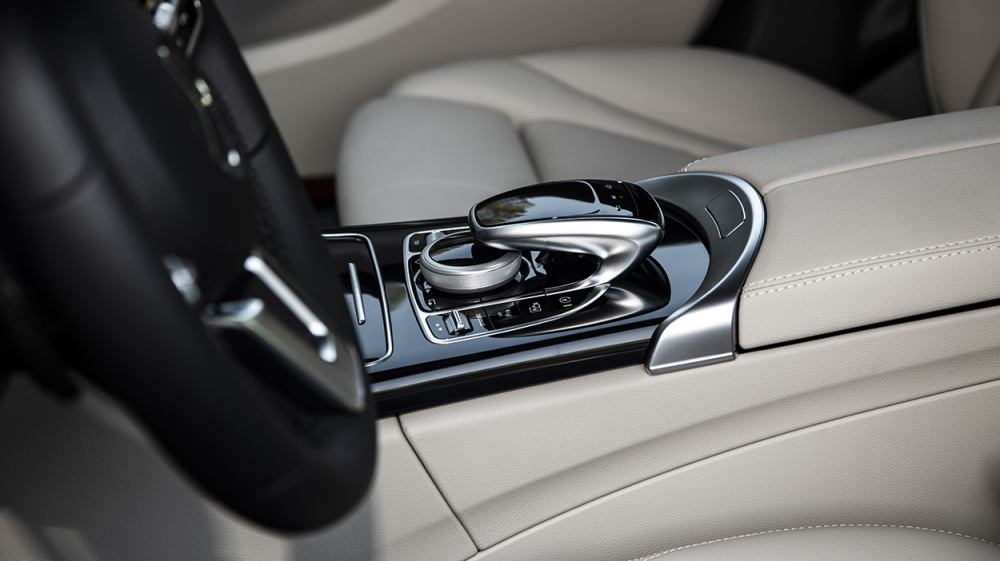 Khu vực cần số của xe Mercedes-Benz C 180 AMG