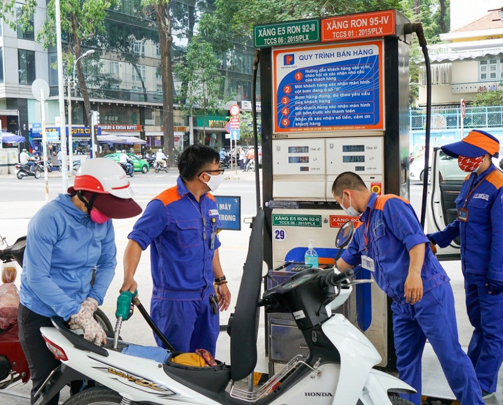 Giá xăng tăng mạnh vào chiều 12/3