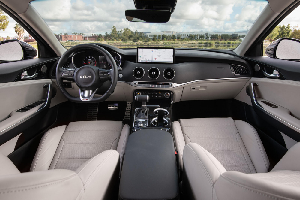 Cabin xe Kia Stinger 2022