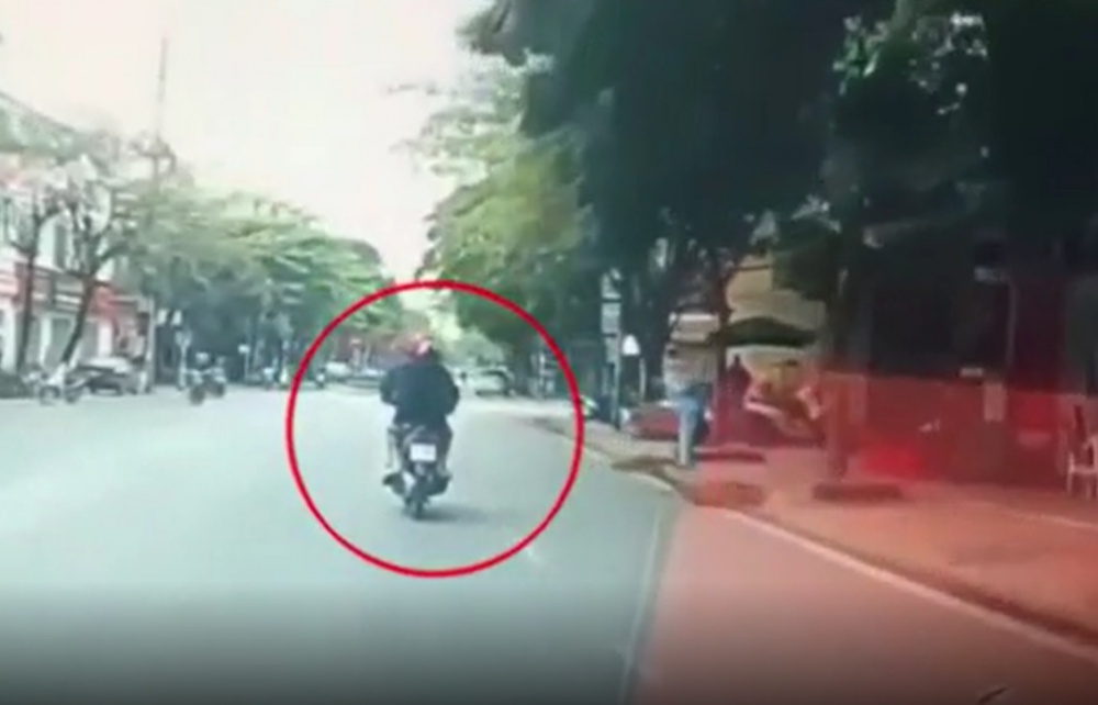 Thời điểm trước khi tai nạn xảy ra, chiếc xe máy đi phía trước ô tô