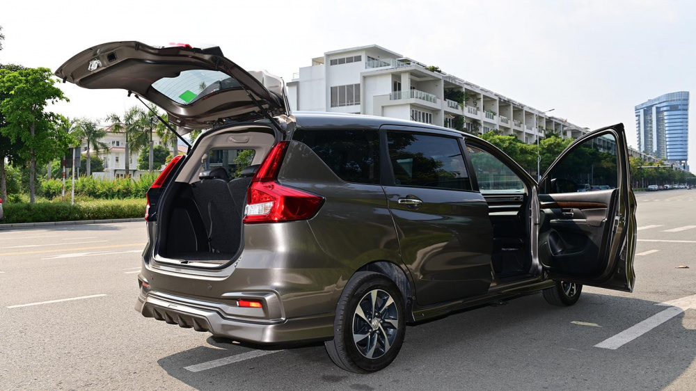 Sở hữu ngoại hình trung tính, thanh lịch, Ertiga là lựa chọn thực dụng, phục vụ nhu cầu di chuyển của gia đình và sử dụng xe dịch vụ