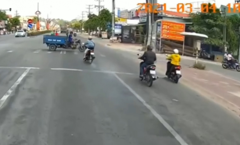 Thời điểm xe máy nhấn ga vượt đèn đỏ
