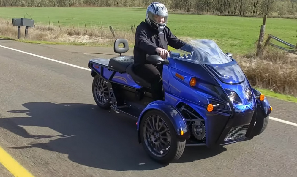 Roadster có tốc độ tối đa 121 km/h