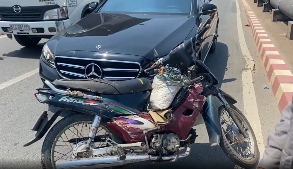 Hiện trường vụ tai nạn xe máy và Mercedes 