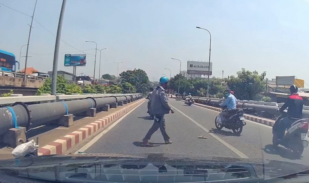 Người đàn ông đi xe máy may mắn chỉ bị thương nhẹ