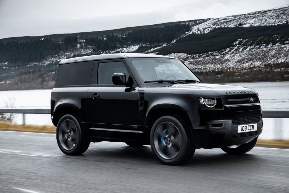 Defender V8 525PS mới kết hợp khả năng đặc trưng của Land Rover với hiệu suất đáng kinh ngạc và các thiết lập khung gầm riêng