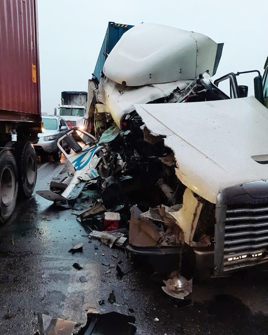 xe container 15C 102.07 nát đầu. 