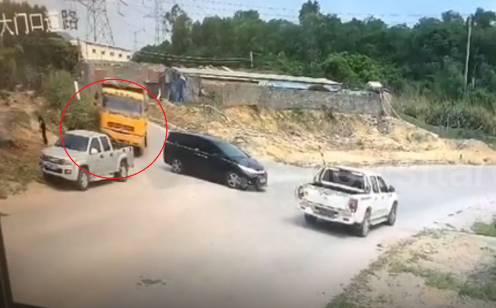Chiếc xe tải bẻ lái khi đang xuống dốc gây tai nạn