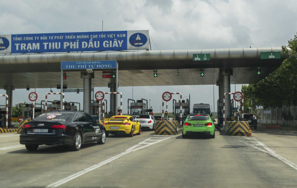 Đoàn xe nghiêm chỉnh chấp hành luật lệ trong suốt hành trình 