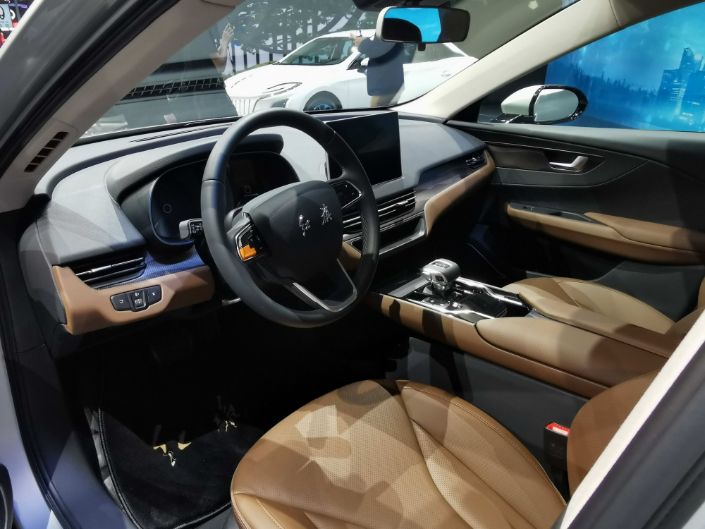 Hàng ghế trước xe Hongqi E-QM5