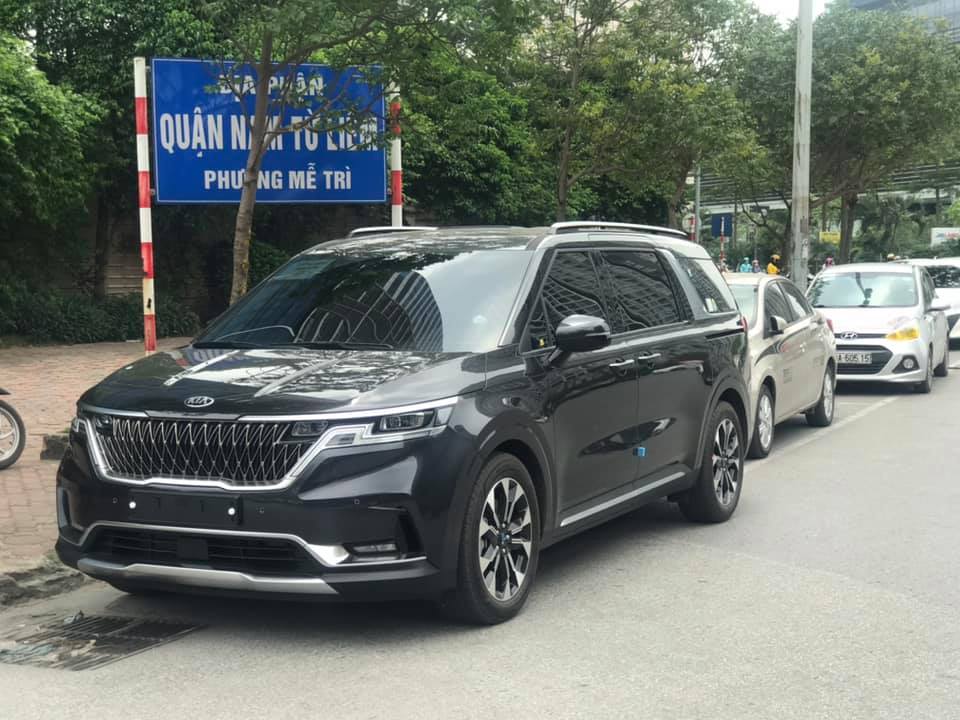 Xe Kia Sedona 2021 trên xe chuyên dụng tại Hà Nội