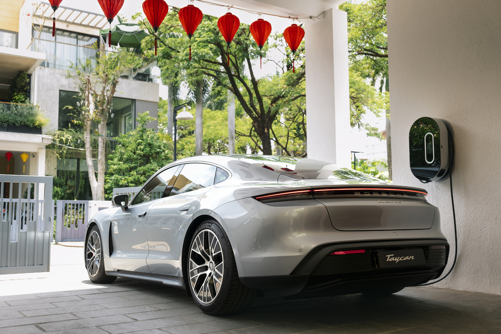 Cơ sở vật chất tại các trung tâm Porsche, bao gồm các trạm sạc công suất cao, đều được chuẩn bị kỹ lưỡng bên cạnh giải pháp sạc tại nhà