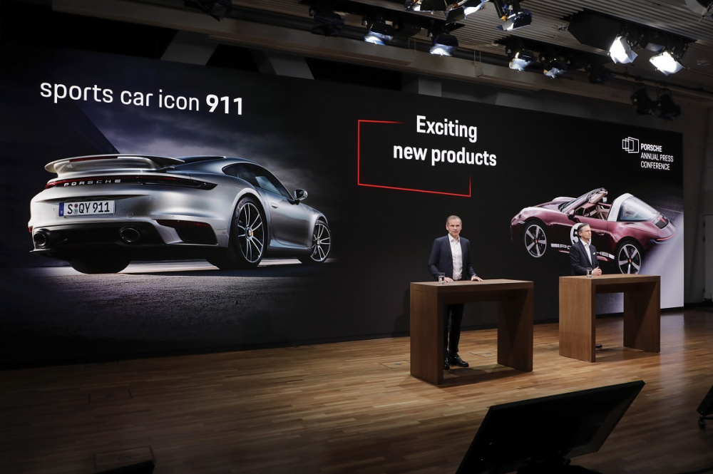Ông Oliver Blume, Chủ tịch Hội đồng quản trị của Porsche AG và ông Lutz Meschke, Phó Chủ tịch Hội đồng Quản trị kiêm thành viên Ban Tài chính và Công Nghệ Thông Tin tại Porsche AG