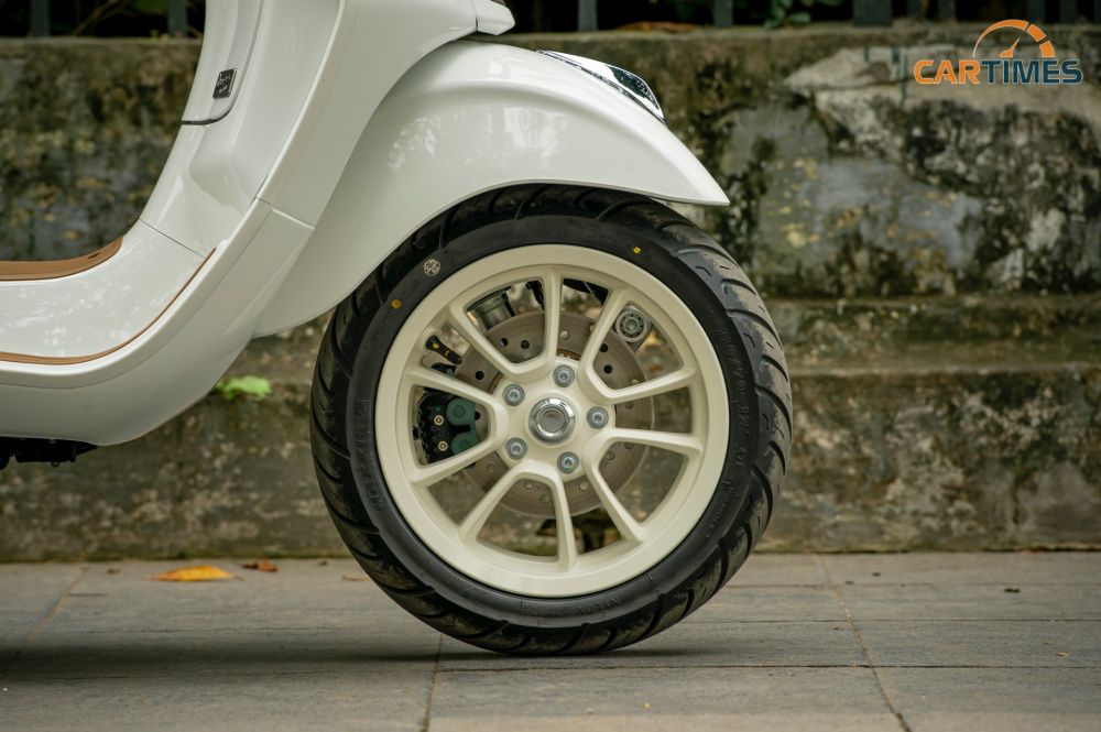 La zăng xe Vespa PicNic được sơn màu trắng