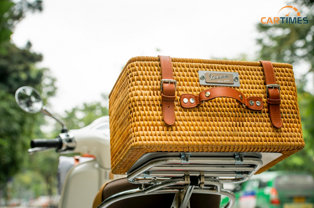Giỏ mây ở phía sau xe Vespa PicNic
