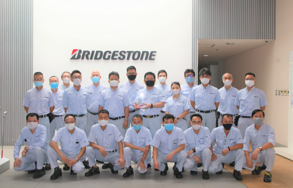 Ban Giám đốc nhà máy Nền tảng hàng đầu cung cấp Cwin com lốp xe Bridgestone ở Hải Phòng với giải thưởng vinh dự từ Toyota 