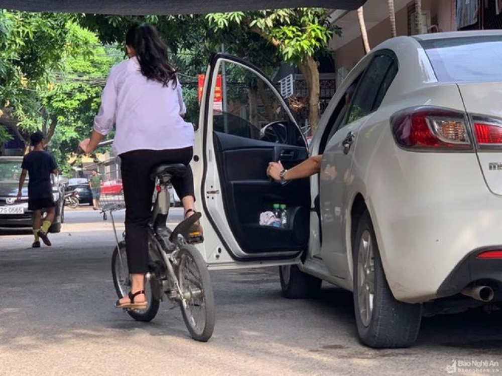 Thiếu quan sát khi mở cửa xe