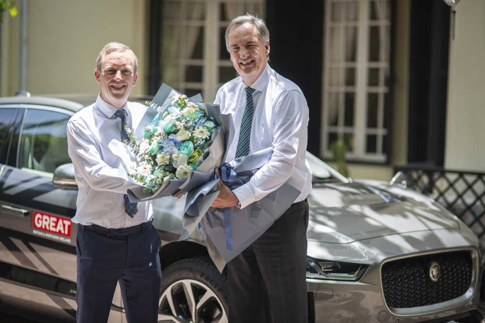 Đại sứ Anh bên cạnh chiếc xe  I-Pace