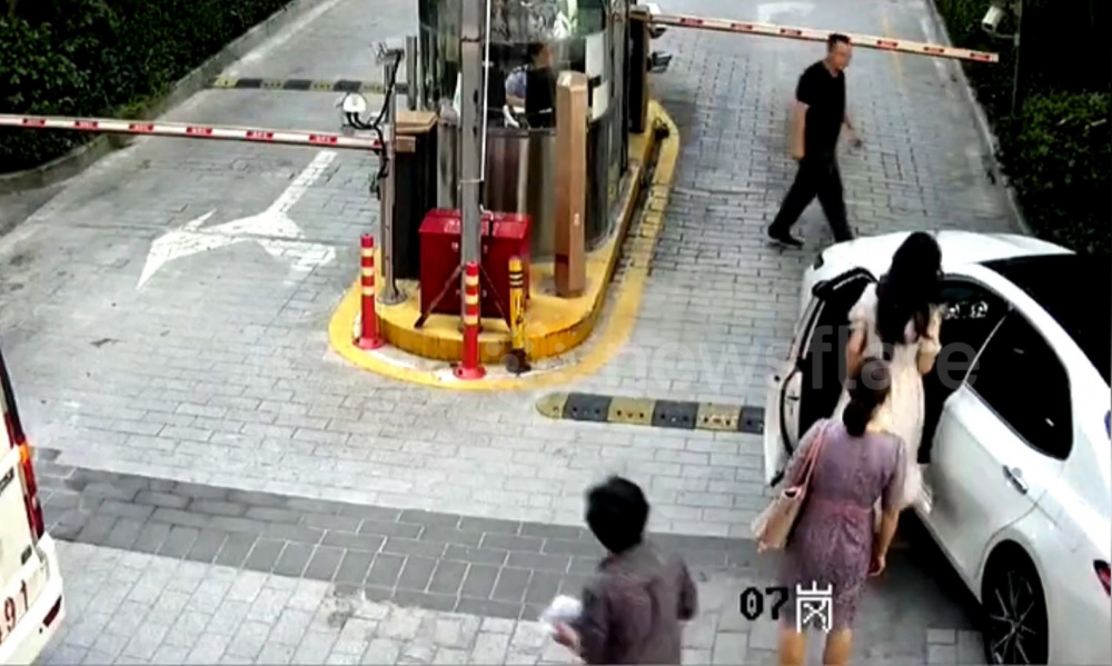 Bước lên ghế lái, nữ tài xế vẫn dán mắt vào màn hình điện thoại