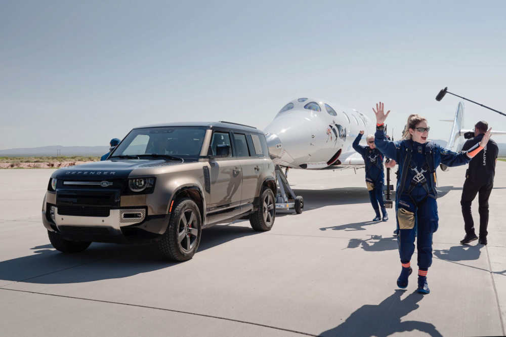 Land Rover hỗ trợ tỷ phú Richard Branson trong chuyến bay lên không gian đầu tiên