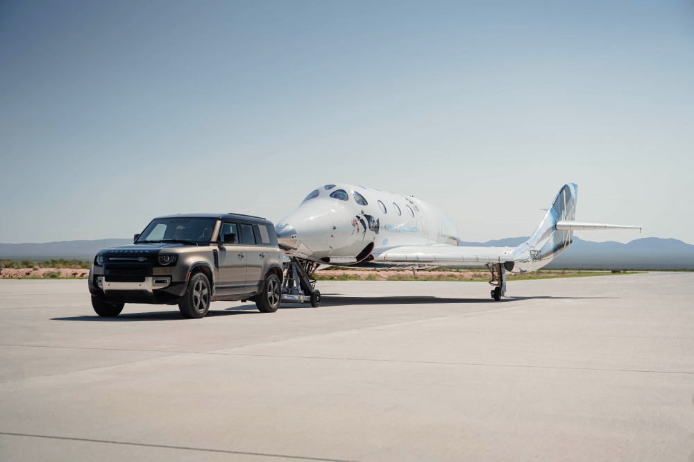 Land Rover hỗ trợ tỷ phú Richard Branson trong chuyến bay lên không gian đầu tiên
