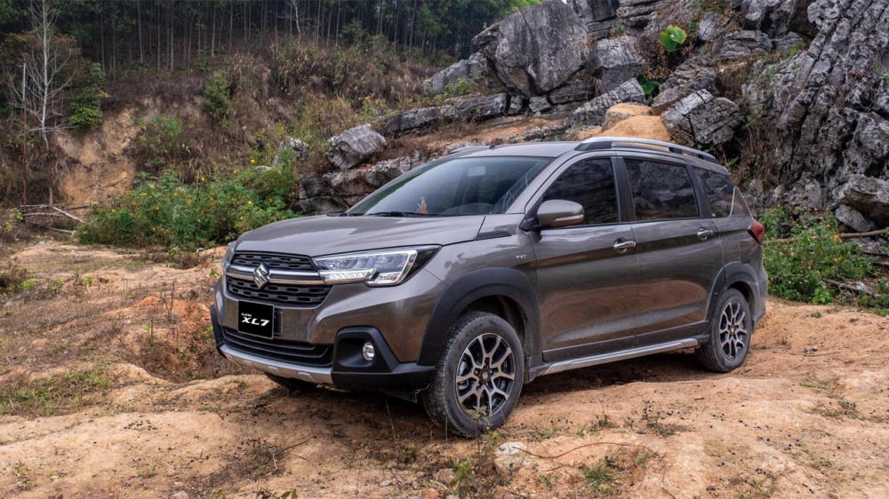 Suzuki XL7 tôn vẻ thể thao và mạnh mẽ cho người cầm lái.