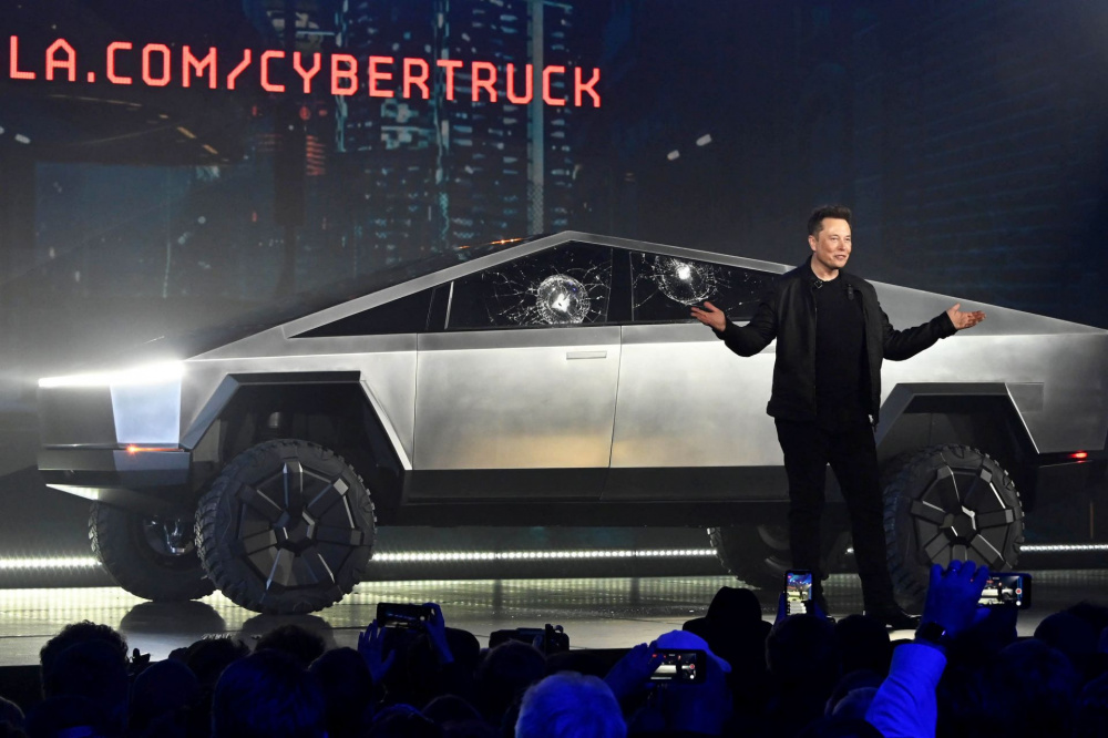 Elon Musk trong buổi giới thiệu xe bán tải điện Cybertruck 