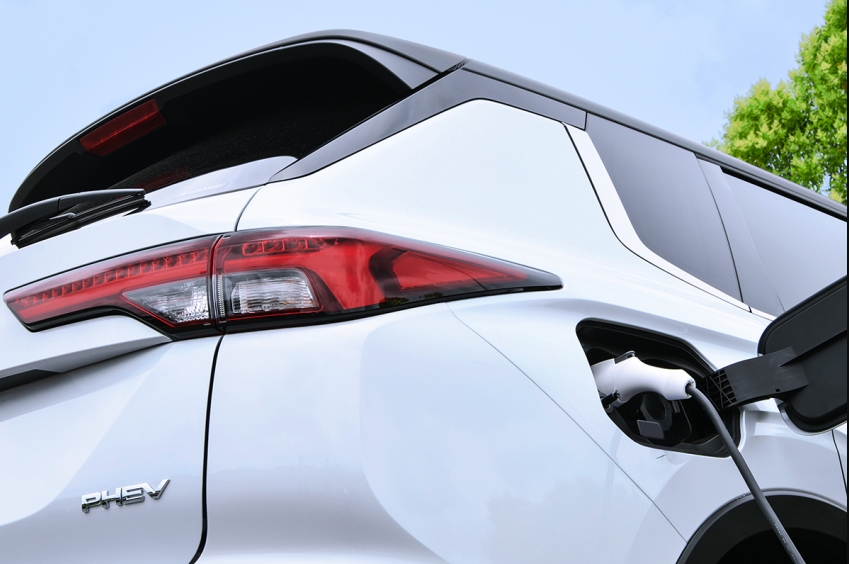 Mitsubishi Outlander PHEV 2022 tung teaser