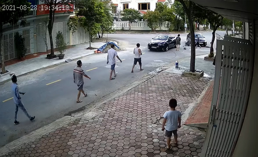 Hiện trường vụ tai nạn 2 xe sedan màu đen đâm nhau giữa ngã tư