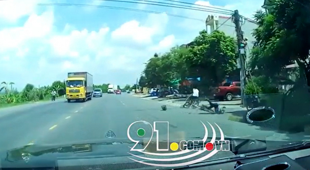 Cú đâm mạnh do xe máy đang phóng tốc độ cao