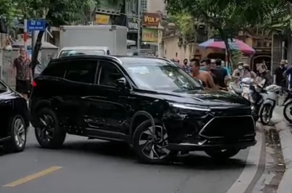 Tài xế gây tai nạn nhất định không xuống xe muốn rồ ga bỏ chạy